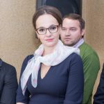 medalion Adina Pera-Stefanie DESCHIDERE aia cu esarfa