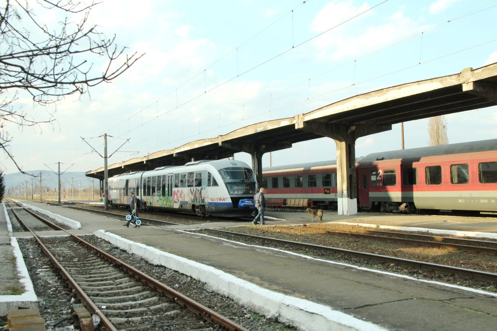 Două trenuri au ajuns ieri dimineaţă, la ora 07.00 în Gara Devei şi au fost blocate de greva angajaţilor din cadrul CFR Infrastructură.