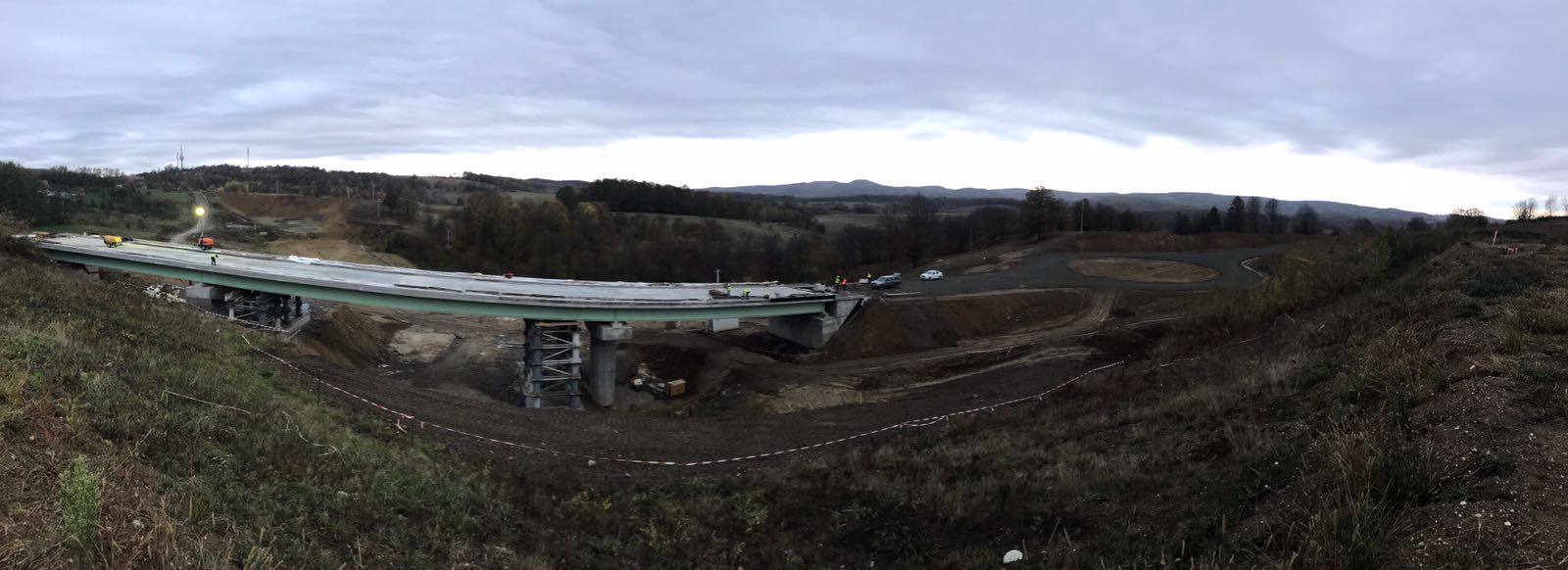 La Holdea se construieşte un nod suplimentar la autostradă, după ce a devenit evident că „tunelurile pentru urşi” nu vor fi gata decât peste vreo şase – şapte ani.