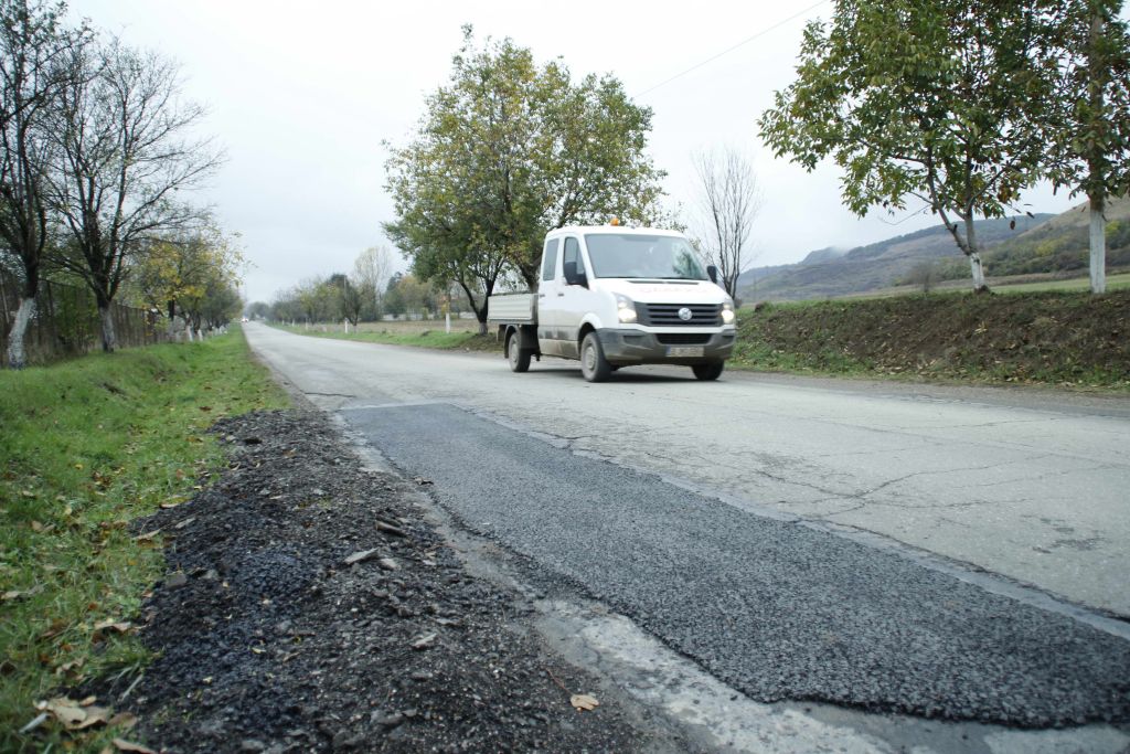 Din cauza împroprietăririlor făcute aiurea, cu 20 de ani în urmă, drumurile judeţene de pe malul nordic al Mureşului vor rămâne la fel de înguste ca acum şi după ce vor fi reabilitate.