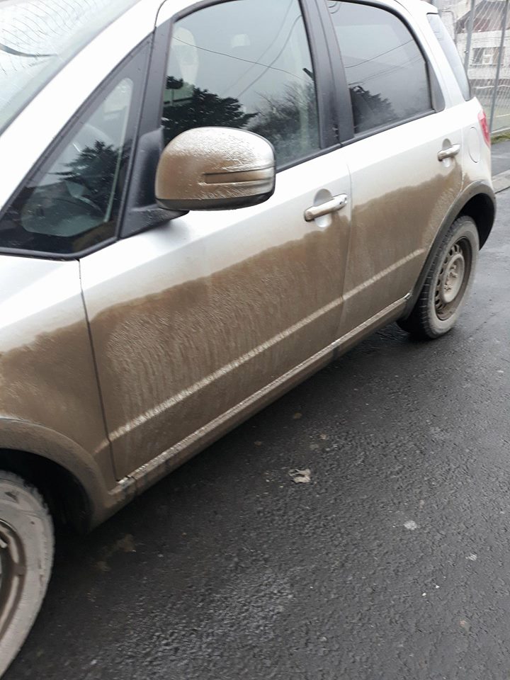 Aşa arată o maşină proaspăt spălată după un singur drum, de la Mintia spre Ilia, prin Brănişca pe DJ 706 A