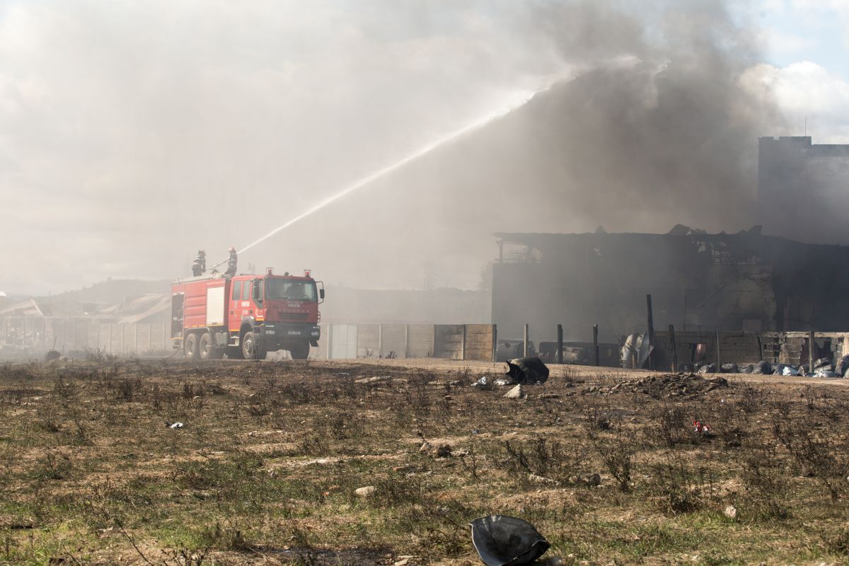 Pe lângă pagubele materiale imense, incendiul de la Terpena s-a soldat cu moartea unui tânăr de 27 de ani, soţ şi tată