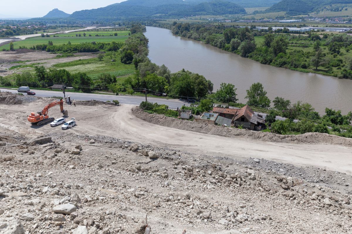 Casa familiei Ursu a rămas prinsă între DN76 şi viitoarea autostradă, dar Guvernul încă invocă motive birocratice şi legale pentru o despăgubire cu adevărat corectă