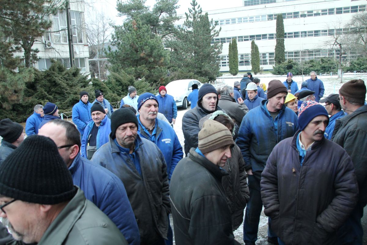 Angajaţii de la Mintia nu sunt deloc fericiţi pentru că sunt forţaţi să mizeze doar pe cuvântul politicienilor (de la Bucureşti şi din judeţ)