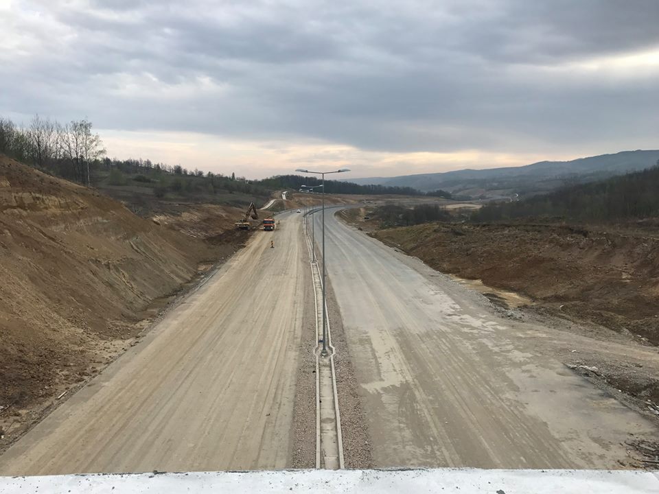 Lotul 3 de pe A 1 Lugoj – Deva ajunsese la 70 la sută grad de realizare, în aprilie 2017. Din cauza neînţelegerilor dintre CNAIR şi constructori, tot cam pe-acolo a rămas