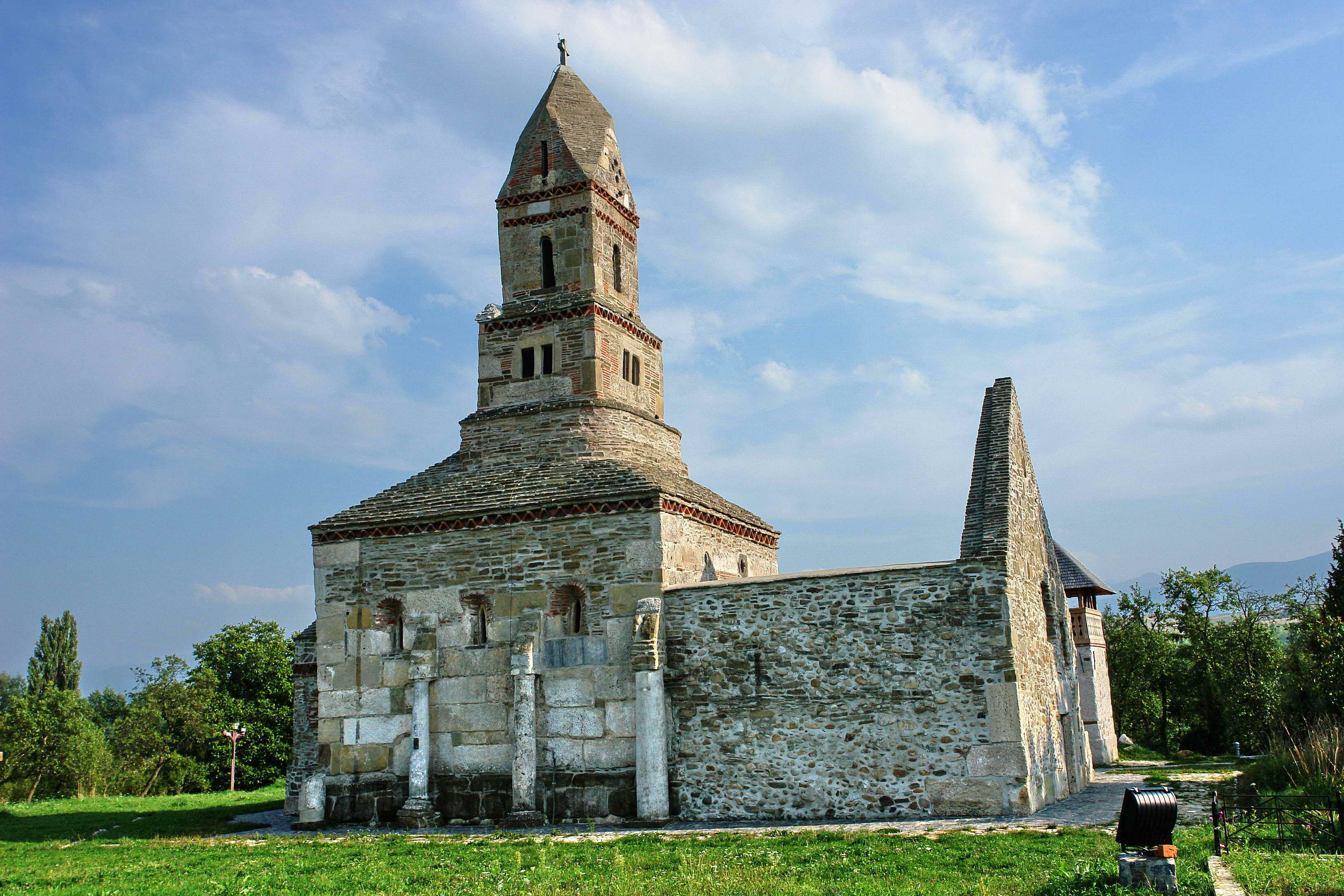 Biserica de la Densuş este monumentul care exprimă foarte bine cum s-au îmbinat istoriile în Transilvania