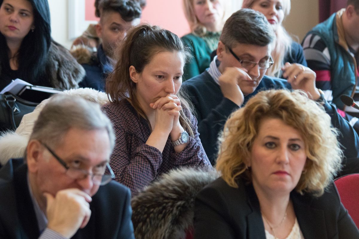Lidia Luca (centru – plan îndepărtat) nu a primit apartamentul în chirie, pentru că aleșii PSD s-au abținut de la vot