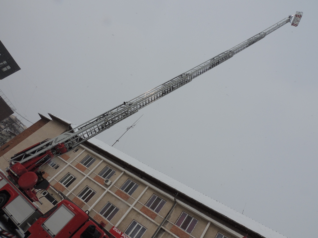 Noua autoscară a pompierilor este atât de înaltă încât cu greu a putut fi cuprinsă cu un teleobiectiv obişnuit, din curtea ISU Hunedoara (spaţiu destul de generos, de altfel)