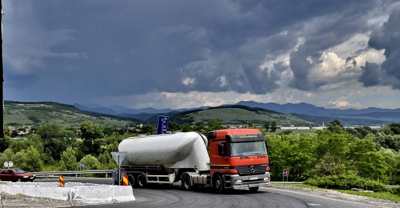De patru ani, accesul pe DN 7 dinspre autostradă şi invers se face anevoios, cu ocoluri şi întoarceri de 180 de grade.