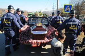 Înmormântările de după accidentul de la Uricani au avut loc la ore diferite din cauză că, în zonă, nu existau destui preoţi pentru atâţia morţi