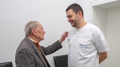 Veteranul Ioan Ciocan, mulțumindu-i doctorului Angelescu că l-a ajutat să vadă din nou