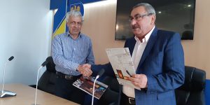 Preşedintele CJ, Mircea Bobora (în dreapta) şi reprezentantul asocierii Proactiv –  Drupo –  Sercotrans au semnat contractul pentru o lucrare ce ar fi putut fi de cel puţin două ori mai amplă, dacă, în 2015, nu s-ar fi schimbat, la ADR Vest, principiile după care s-au împărţit banii pentru drumurile judeţene (de la competiţie de proiecte s-a trecut atunci la împărţire „frăţească”, pe judeţe)