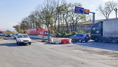 La semi-giraţia dinspre Mintia s-a pus asfalt proaspăt în gropi, dar, prima dată, s-a pus degeaba (fotografie realizată la scurt timp după prima intervenţie a drumarilor)