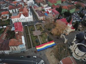 Acelaşi drapel, aceeaşi greşeală (de poziţionare a camerei, de poziţionare a drapelului sau de alegere a fotografiei), dar la TNL Caraş-Severin