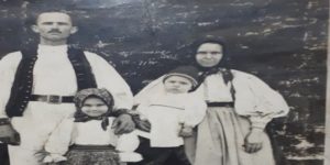 Port-drapelul Gărzii Naționale Române din Orăștie, Valeriu Pascu, ascultând cuvântarea dr. Aurel Vlad, la Alba Iulia, la 1 Decembrie 1918 (deținător: MCDR).