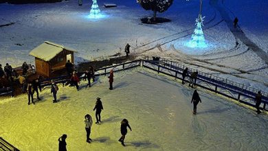 La Hunedoara, patinoarul a fost îngustat cu cinci metri pentru ca instalaţiile de răcire să facă faţă mai bine perioadelor cu multe grade Celsius peste zero (sursa foto: facebook/Primăria Hunedoara)