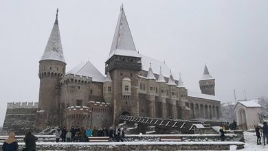 Castelul Corvinilor nu a dus lipsă de turişti nici în perioadele în care a nins abundent
