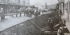 Lucrările din timpul translării imobilului din Petrila (în dreapta imaginii) au angrenat zeci de constructori