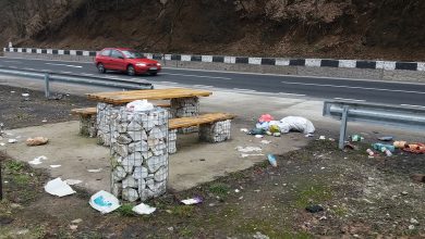 Aşa arătau popasurile de pe şoseaua Deva – Brad, vinerea trecută, dimineaţa. După-amiaza situaţia s-a remediat, cât de cât