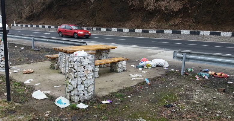 Aşa arătau popasurile de pe şoseaua Deva – Brad, vinerea trecută, dimineaţa. După-amiaza situaţia s-a remediat, cât de cât