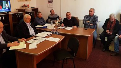 Şefii CJ au încercat ieri să-i aducă la un acord pe primari şi pe reprezentanţii operatorului de salubritate din Valea Jiului. Rezultatul tentativei se lasă aşteptat