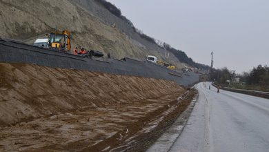 Din această primăvară utilajele vor ocupa şi o bandă din DN 76 pentru a construi structura de sprijin a autostrăzii care trece prin „coasta” unui deal greu de stabilizat (sursa foto: Asociaţia Pro Infrastructură/facebook)