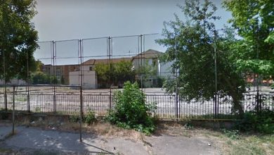 Mare parte din curtea generoasă a fostei Şcoli Generale Nr. 1 din Hunedoara ar fi trebuit să se afle deja în şantier, dar niciun constructor nu a fost interesat (până acum) de construirea unei creşe cu 4,2 milioane de lei (sursa foto: google street view)