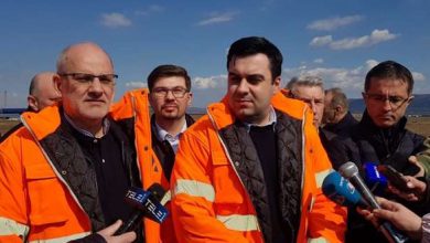 Răzvan Cuc a lăsat Hunedoara pentru a transmite de la Bacău un mesaj hiperoptimist în ziua protestului „#şîeu” (foto: Gabriel Apetrii - Agerpres)