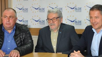 Mircea Ghilean (stânga) şi Ovidiu Furdui s-au declarat bucuroşi că sunt, din nou, în acelaşi partid cu Mircea Moloţ (în centrul imaginii)