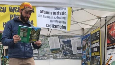 La standul lui Alin Bonţa a fost şi distracţie, curajoşii fiind invitaţi să citească în timp ce încercau să stea pe un NevBoard
