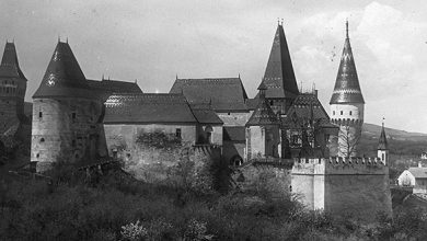Castelul Corvinilor. Anul 1900 (Sursa: www.azopan.ro / Donator: www.fortepan.hu / Schoch Frigyes. Fotograf: necunoscut)