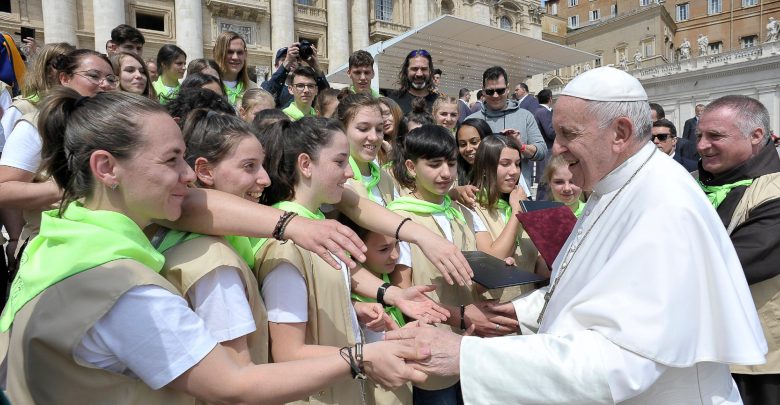 Papa Francisc a binecuvântat copiii veniți de la Deva împreună cu părintele Böjte Csaba (SURSA FOTO: Facebook.com / Böjte Csaba)