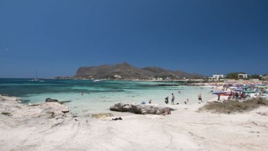 De departe, plaja şi apa din zona Lido Burrone (de pe insula Favignana) arată foarte bine. De aproape... situaţia se poate schimba radical